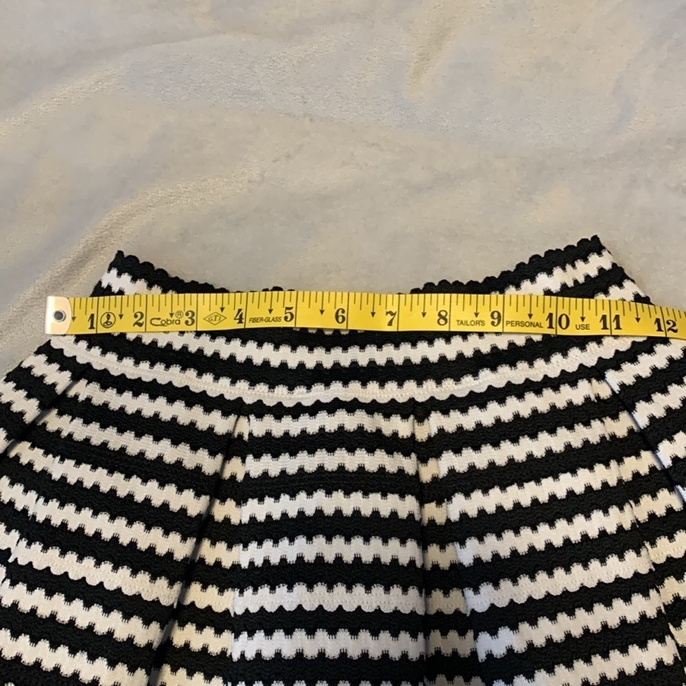Express black and white pleated rikrak mini skirt structured wavy thick size XS - Picture 4 of 7